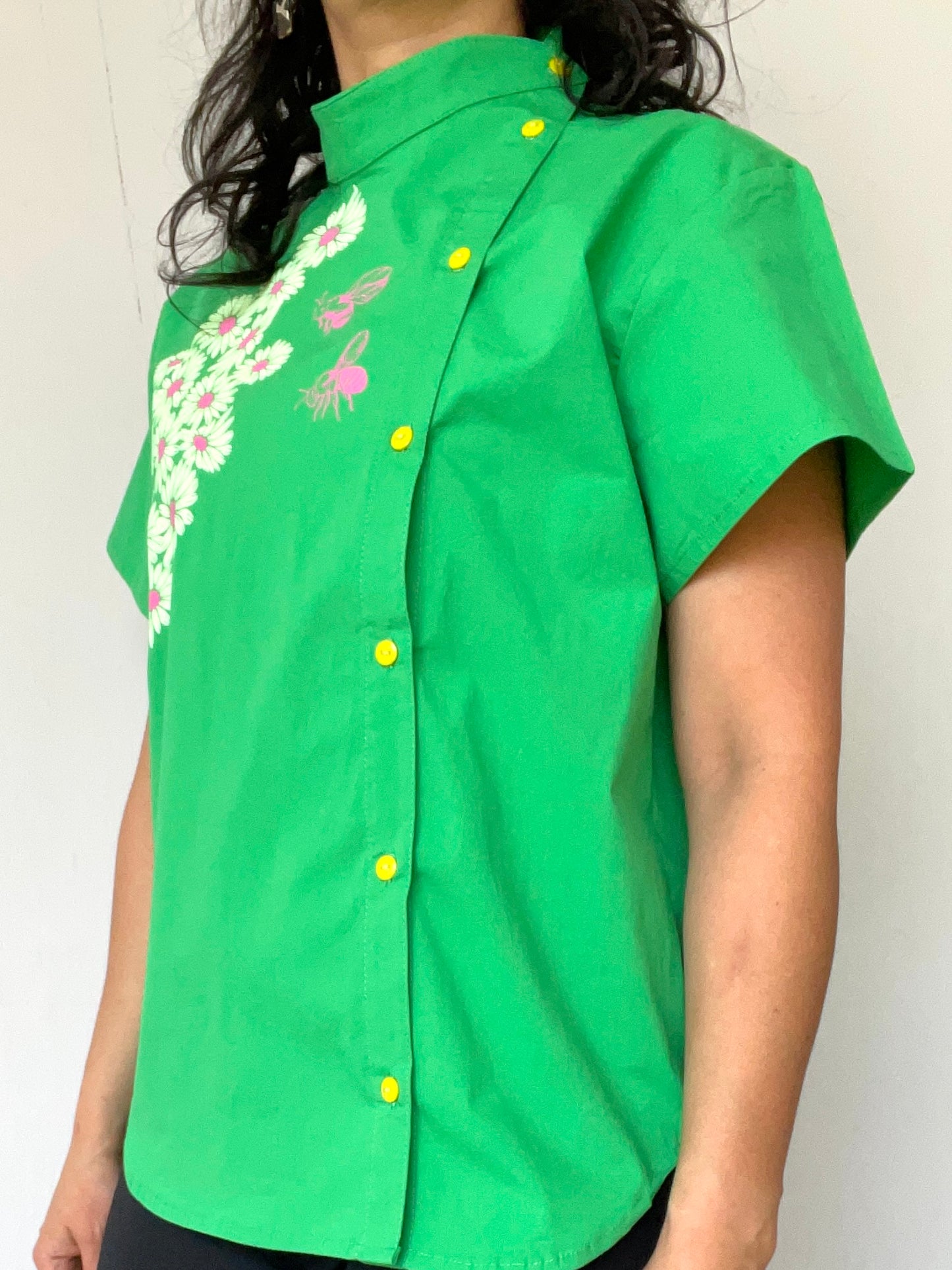 Blusa Abotonada Abejas Corta