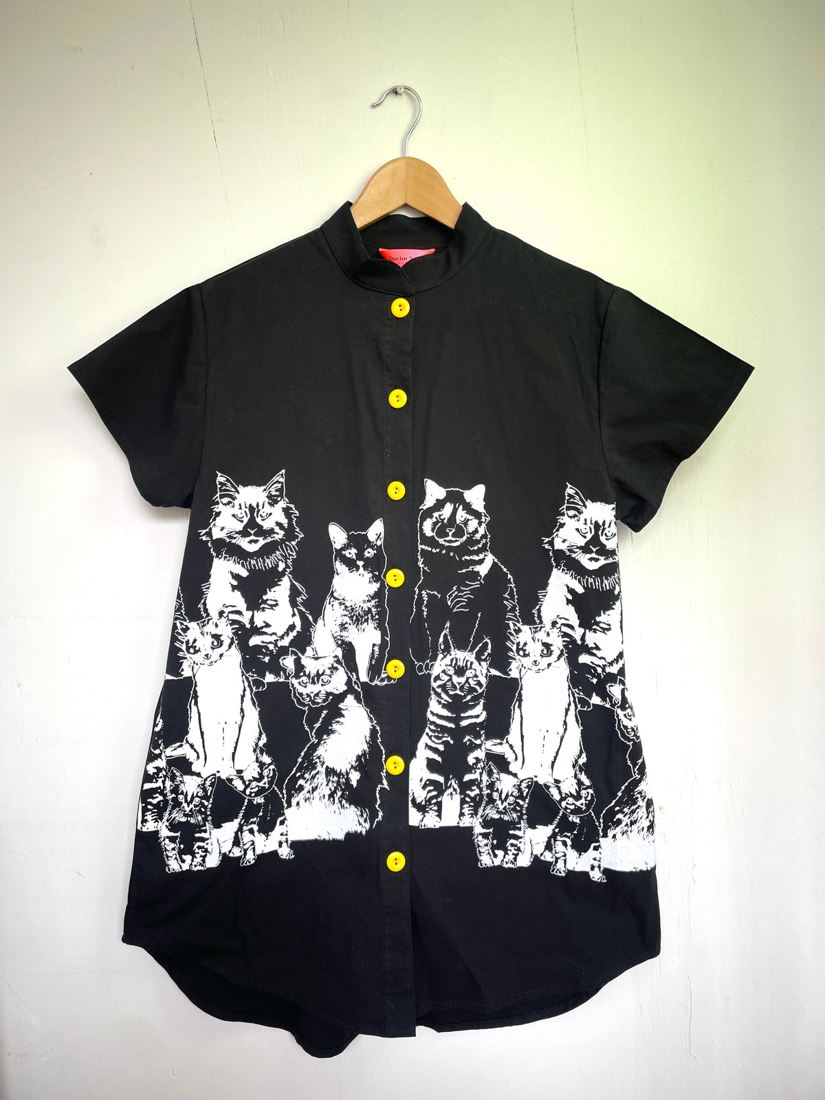 Blusa Bacana Gatos botones amarillos