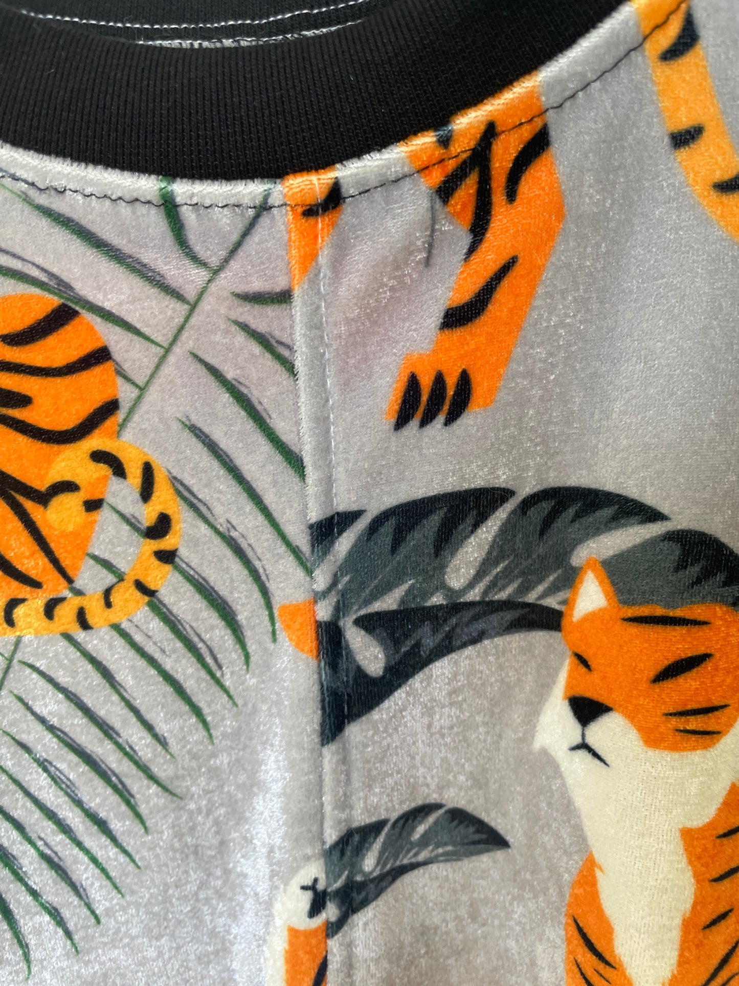 Buzo Tigres Plateados Terciopelo (hecho de piezas)